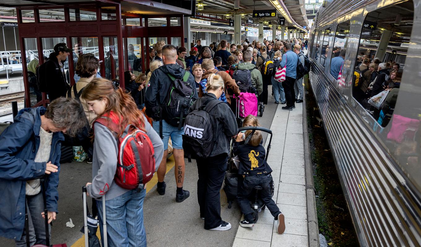 Kraftiga förseningar i tågtrafiken söderut från Stockholms centralstation under torsdagen. Foto: Stefan Jerrevång/TT