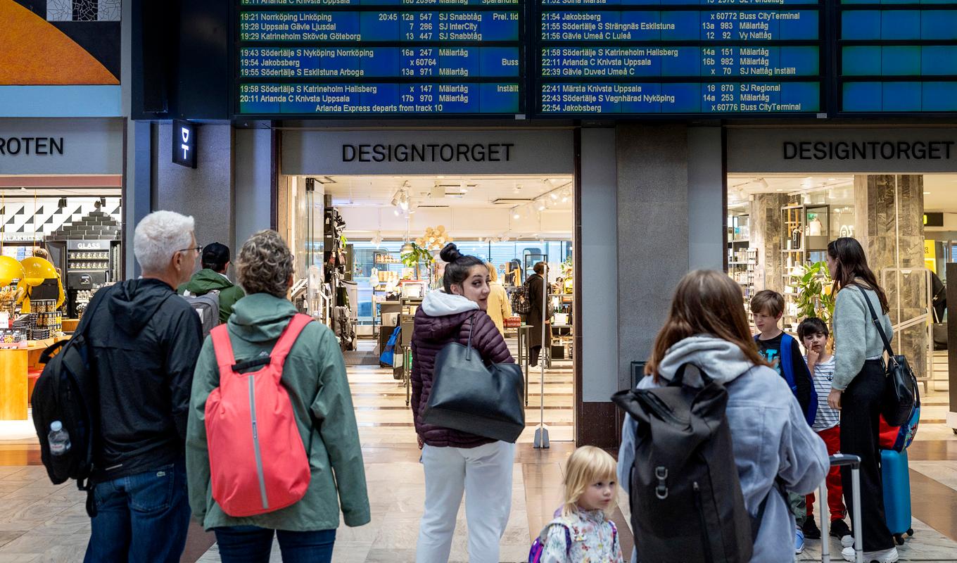 Många resenärer på Stockholms centralstation har på torsdagen fått vänta extra på att komma iväg på sina tåg. Foto: Stefan Jerrevång/TT