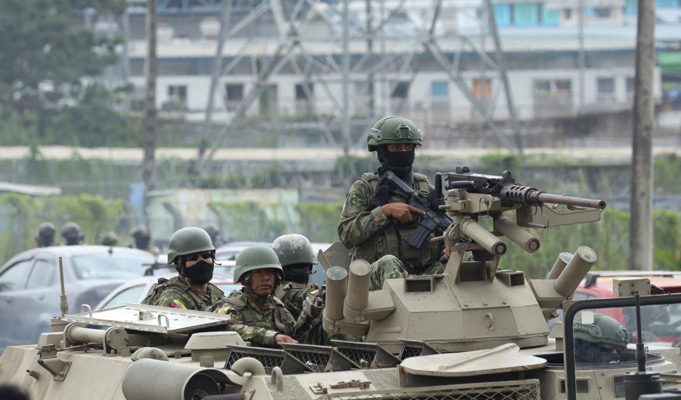 Militär i Ecuador går in i säkerhetsfängelse i Guayaquil för att omhänderta en fängslad gängledare. Foto: Cesar Munoz/AP/TT