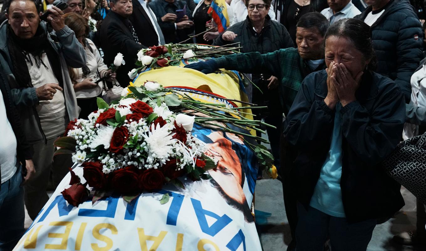 Sörjande vid en begravningsceremoni för den mördade presidentkandidaten Fernando Villavicencio i Ecuadors huvudstad Quito i fredags. Foto: Dolores Ochoa/AP/TT