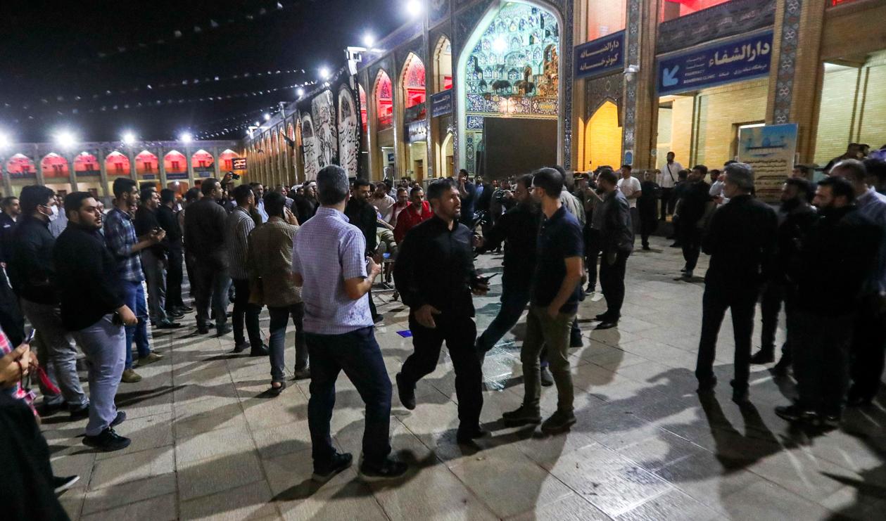 Människor samlades utanför mausoleet Shah Cheragh efter attacken i söndags. Foto: Mohammadreza Dehdari/ISNA/AP/TT