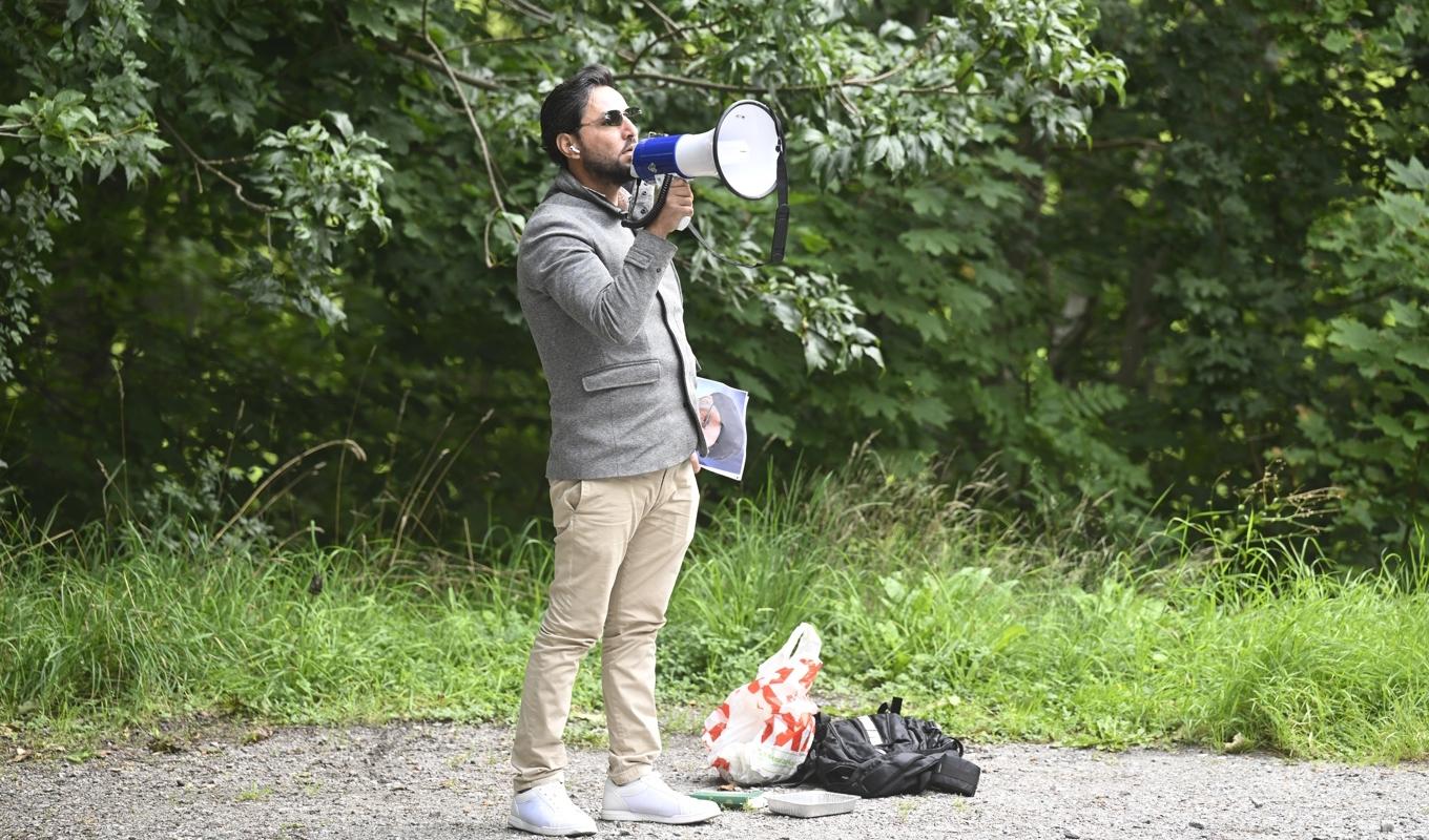 Salwan Momika under fredagens manifestation utanför Irans ambassad på Lidingö. Foto: Fredrik Sandberg/TT