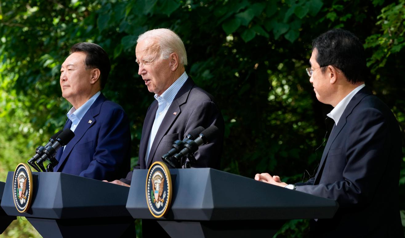 Sydkoreas president Yoon Suk-Yeol och Japans premiärminister Fumio Kishida (höger) vid en presskonferens med värden, president Joe Biden på Camp David. Foto: Alex Brandon/AP/TT