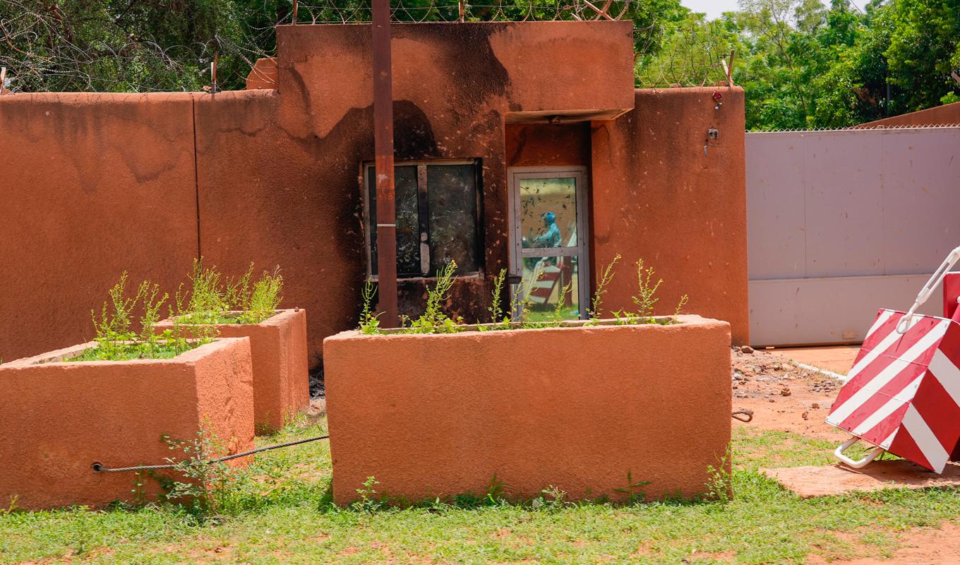 Entrén till Frankrikes ambassad i Nigers huvudstad Niamey brändes i samband med anti-franska protester i slutet av juli. Arkivbild. Foto: Sam Mednick/AP/TT