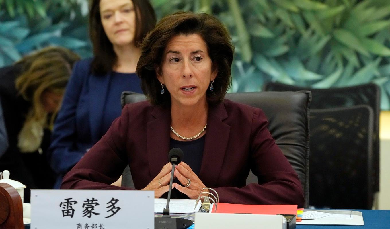 Gina Raimondo, USA:s handelsminister, har träffat sin kinesiska motsvarighet Wang Wentao. Foto: Andy Wong/AP/TT