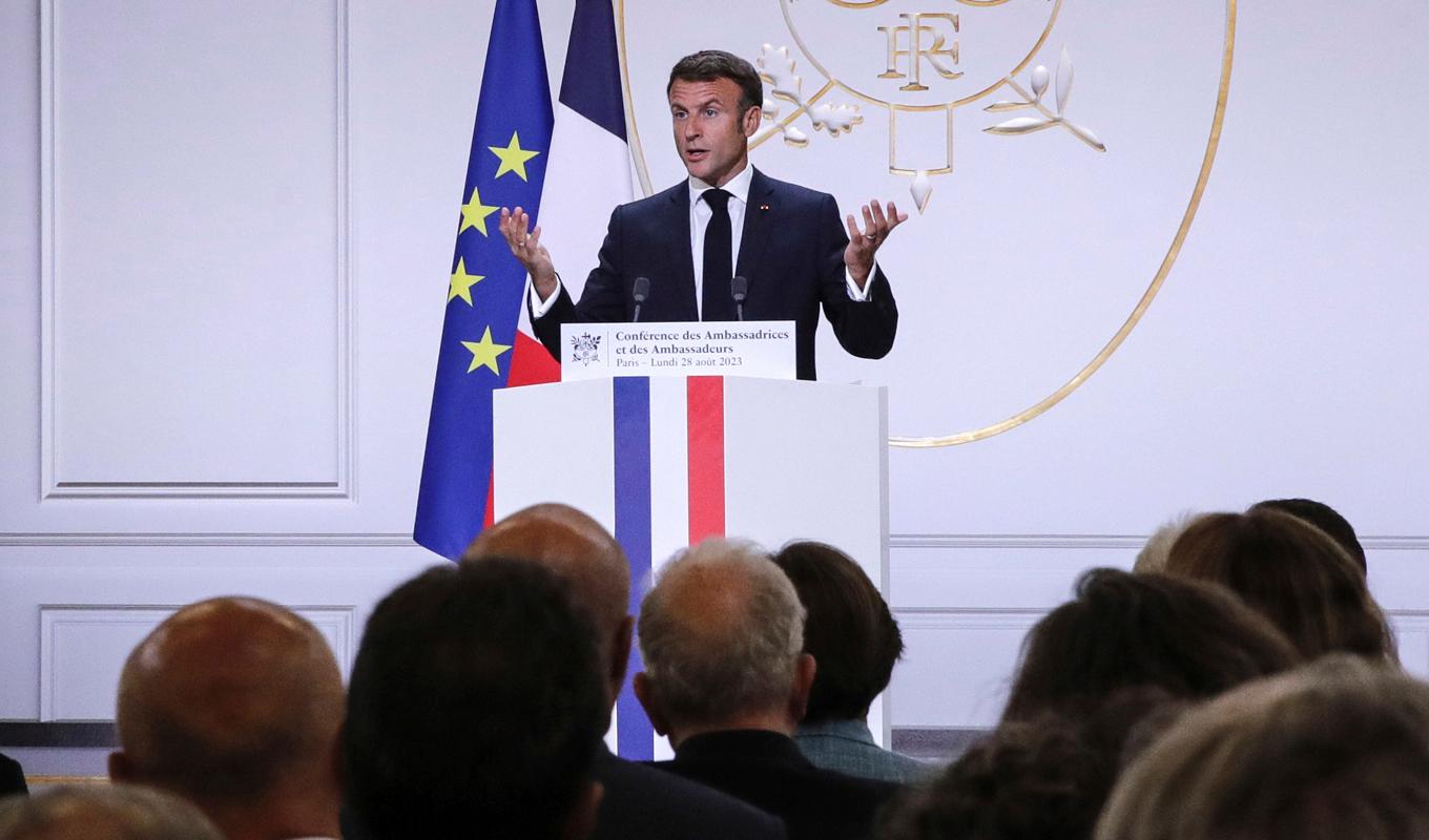 Frankrikes president Emmanuel Macron höll ett årligt återkommande tal om fransk utrikespolitik på måndagen. Foto: Teresa Suarez/Pool via AP/TT