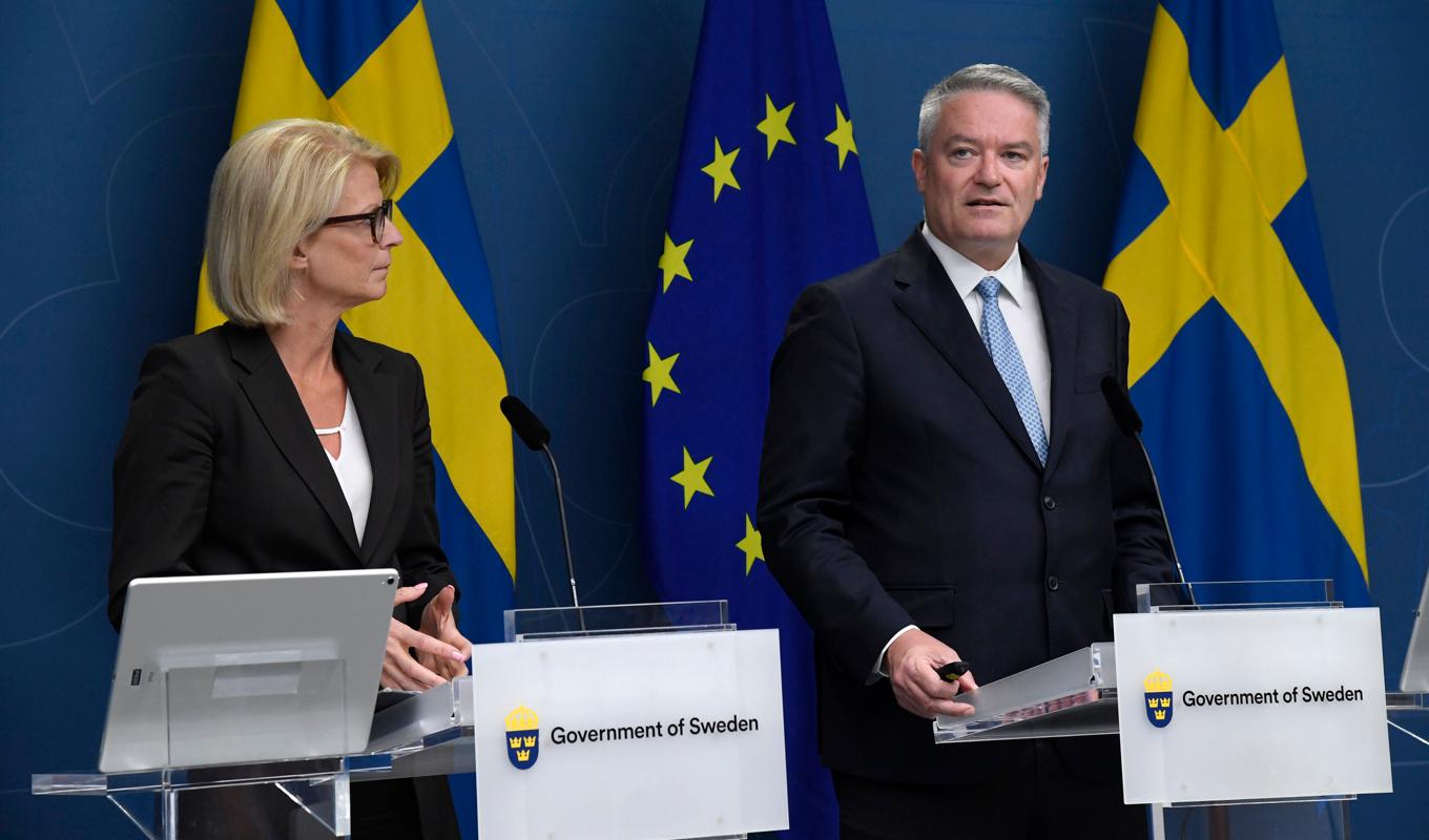 OECD:s generalsekreterare Mathias Cormann och finansminister Elisabeth Svantesson (M) på en pressträff tidigare i somras. Arkivbild. Foto: Marko Säävälä/TT