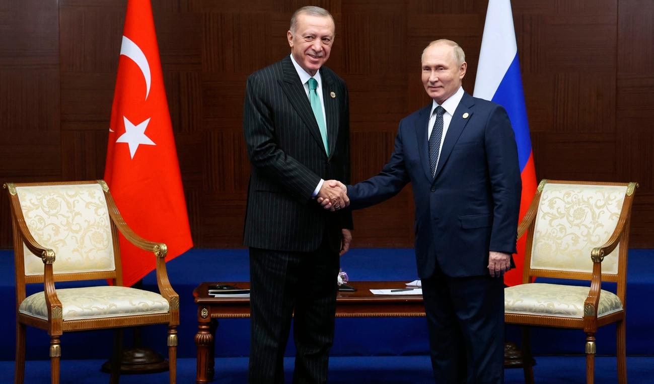 Turkiets Recep Tayyip Erdogan och Rysslands Vladimir Putin under ett möte i oktober i fjol. Arkivbild. Foto: Vyacheslav Prokofyev/AP/TT