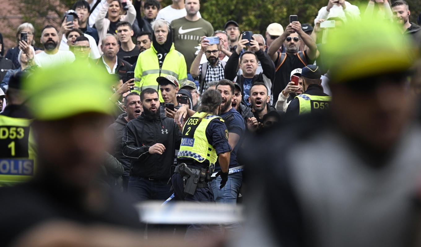 Ett hundratal personer i Malmö protesterade mot Salwan Momika. Foto: Johan Nilsson/TT