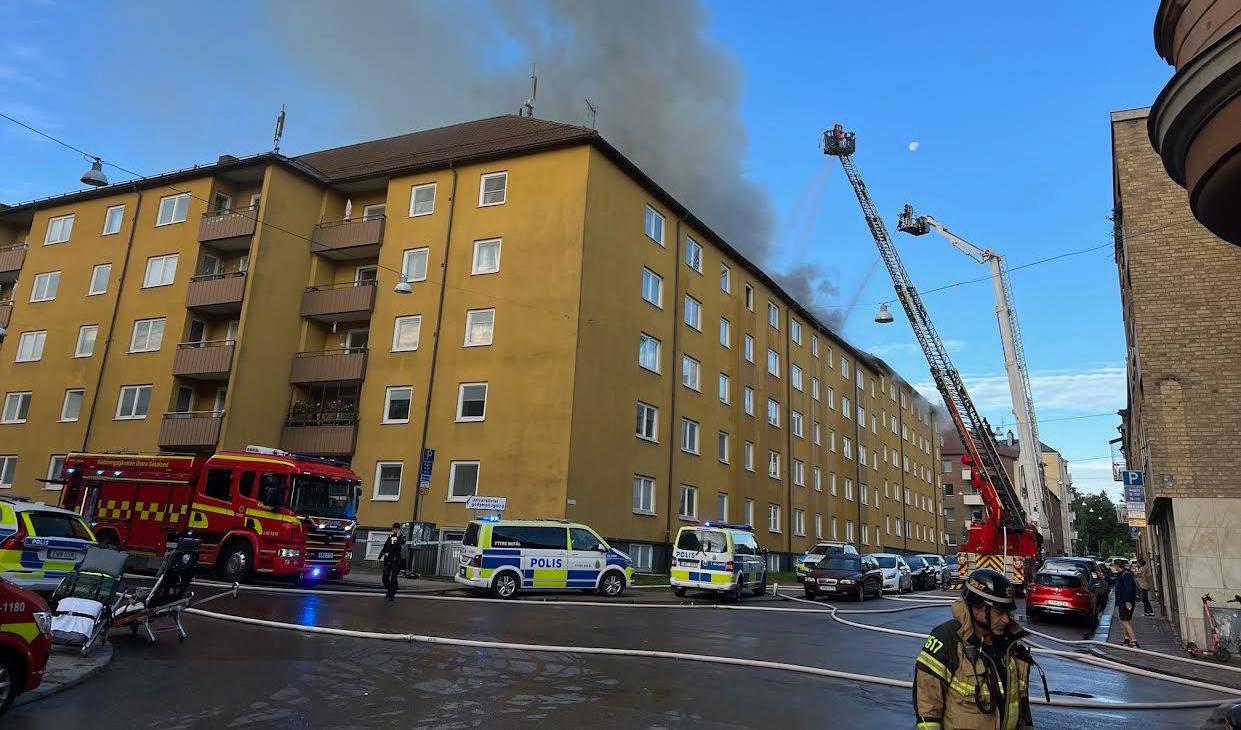 Ett bostadshus brinner i Norrköping – misstänkt detonation. Foto: Fredrik Schlyter/TT