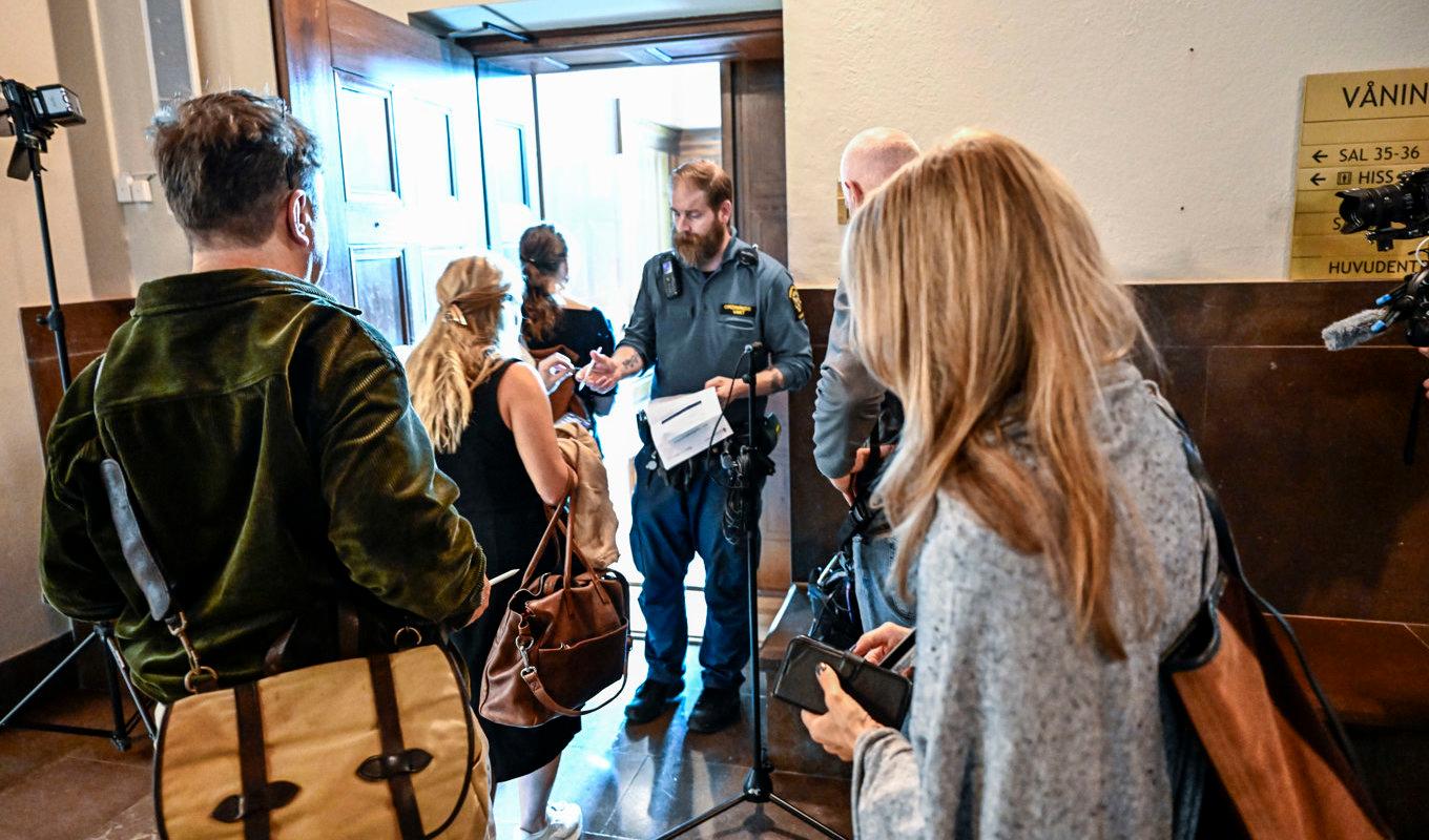 Journalister på väg in i sal 37 i Stockholms Tingsrätt där rättegången startar mot en man i 60-årsåldern för bland annat grov olovlig underrättelseverksamhet mot Sverige och grov olovlig underrättelseverksamhet mot främmande makt. Foto: Jonas Ekströmer/TT