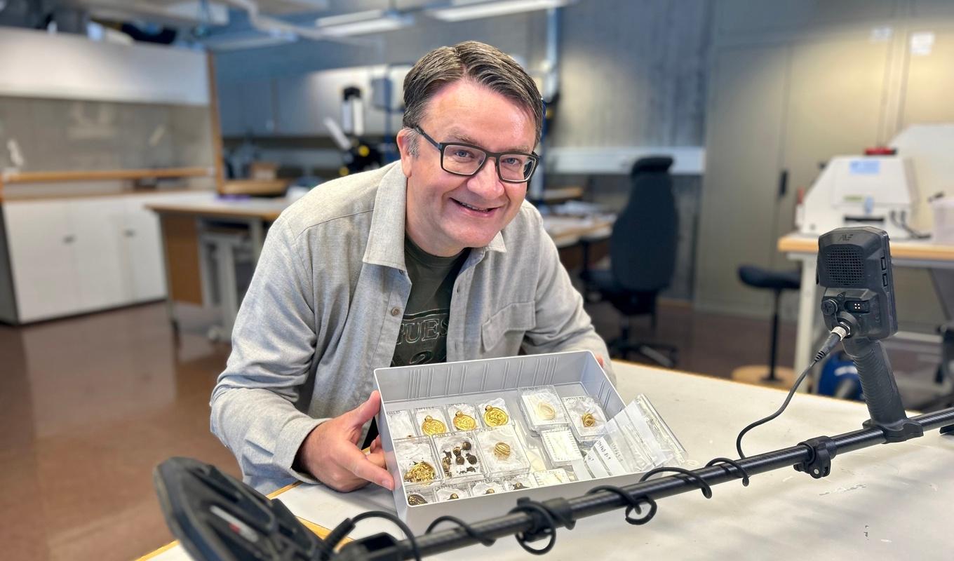 Hobbyletaren Erlend Bore visar upp guldskatt han funnit i Rennesøy, Stavanger. Foto: Anniken Celine Berger, Arkeologisk museum, UiS/TT