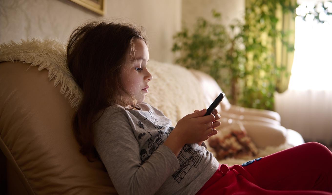 Den psykiska ohälsan hos barn och unga i Sverige har ökat dramatiskt sedan 2012, vilket sammanfaller med att allt fler barn och ungdomar fick en egen smart mobil. Foto: Aras Grebinets/Shutterstock