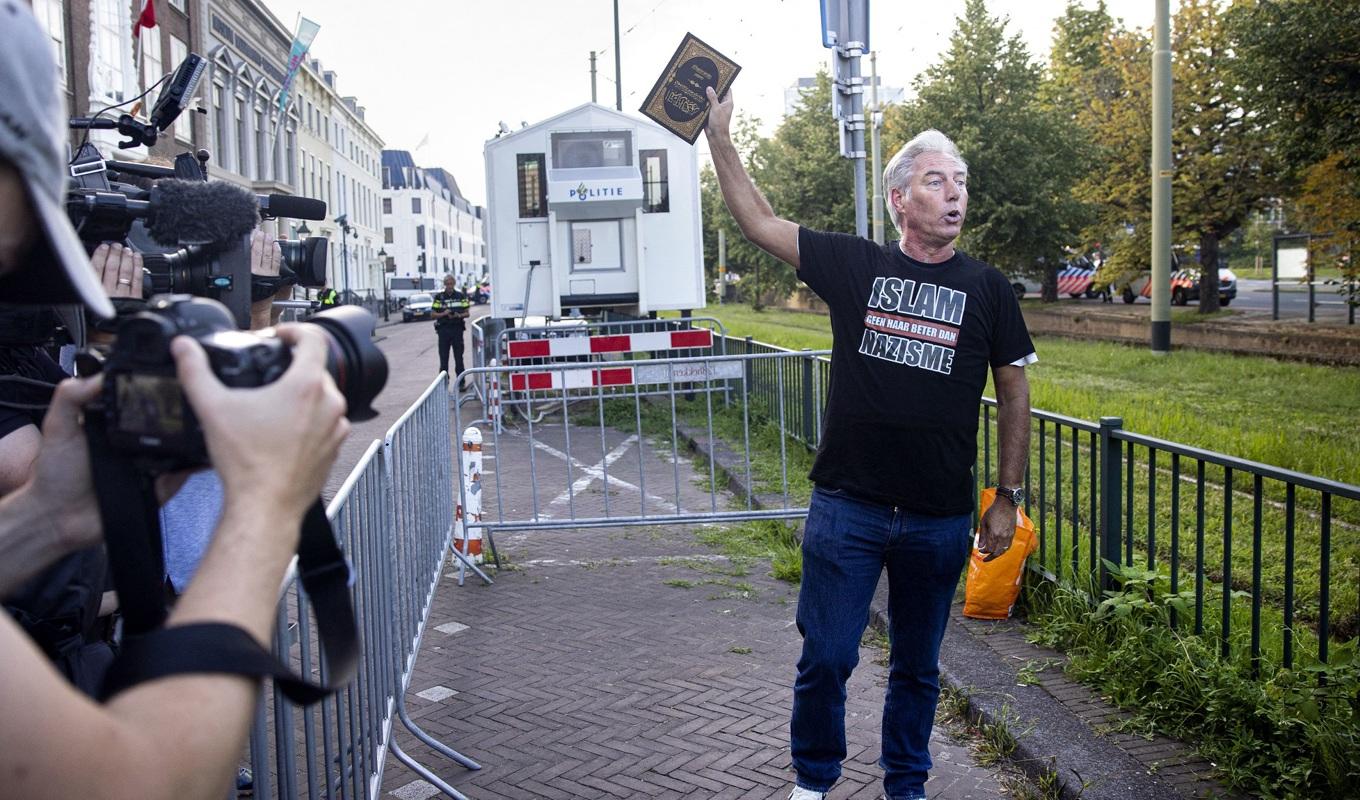 Edwin Wagensveld håller upp en koran framför den turkiska ambassaden i Haag i Nederländerna. Foto: Ramon van Flymen/ANP/AFP via Getty Images