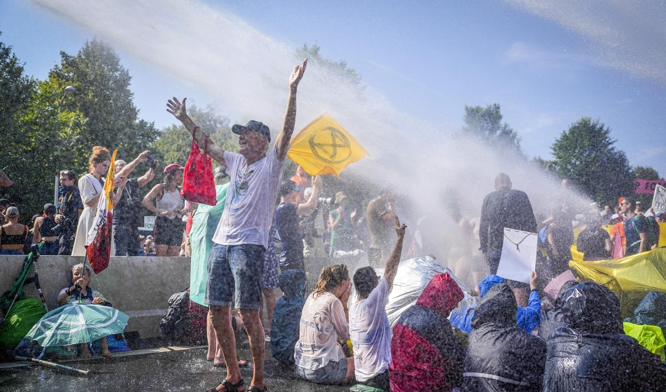 Polisen använder vattenkanoner mot klimataktivister på en motorväg i Haag i Nederländerna den 9 september 2023. Foto: Phil Nijhuis/ANP/AFP via Getty Images