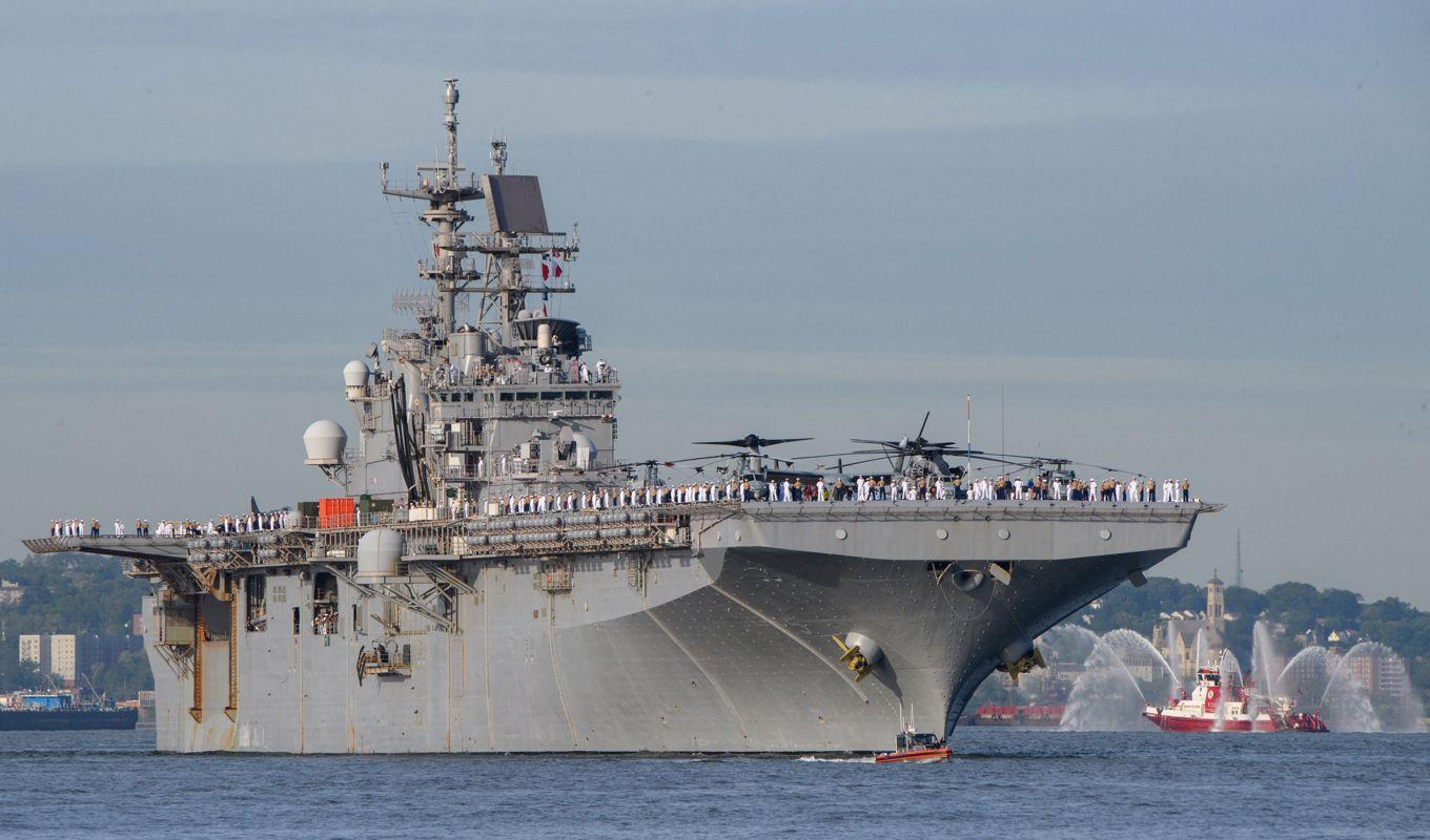 Amerikanska marinsoldater och sjömän står uppställda på däck när USS Bataan anlöper New Yorks hamn i maj 2022. Foto: Angela Weiss/AFP via Getty Images.