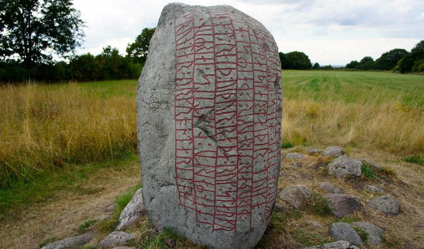 Karlevistenen på Öland är skriven på det ovanliga och komplicerade versmåttet dróttkvætt. Foto: Jochka