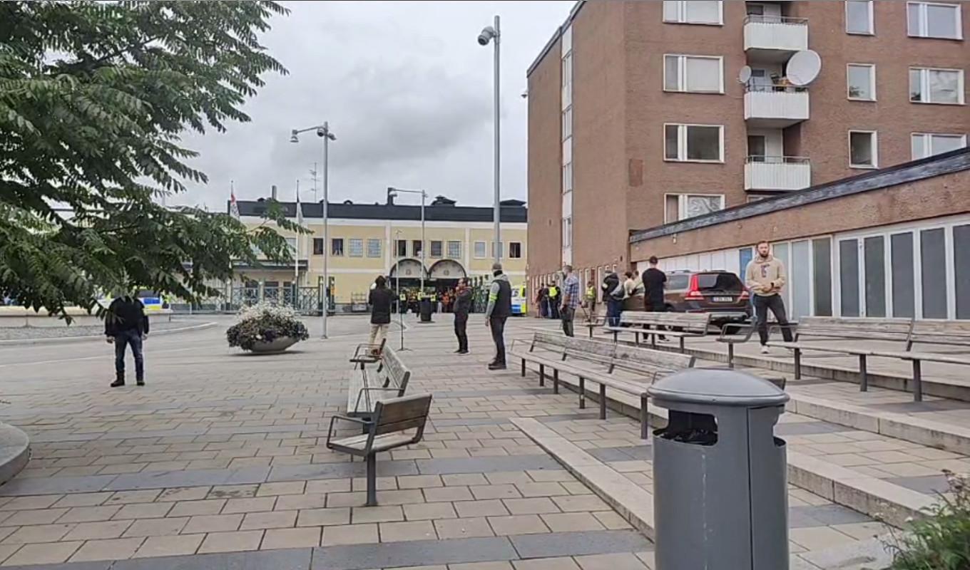 Salwan Momika bränner en koran i Rinkeby. Foto: Roger Sahlström/Swedish Press Agency