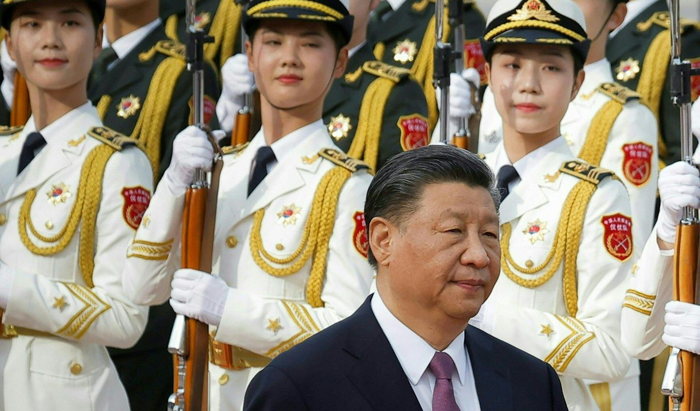 Kinas ledare Xi Jinping deltar i en ceremoni i Peking i maj. Experter tror att Xi känner sig pressad och förbereder nya utrensningar. Foto: Thoma Peter/Pool/AFP via Getty Images