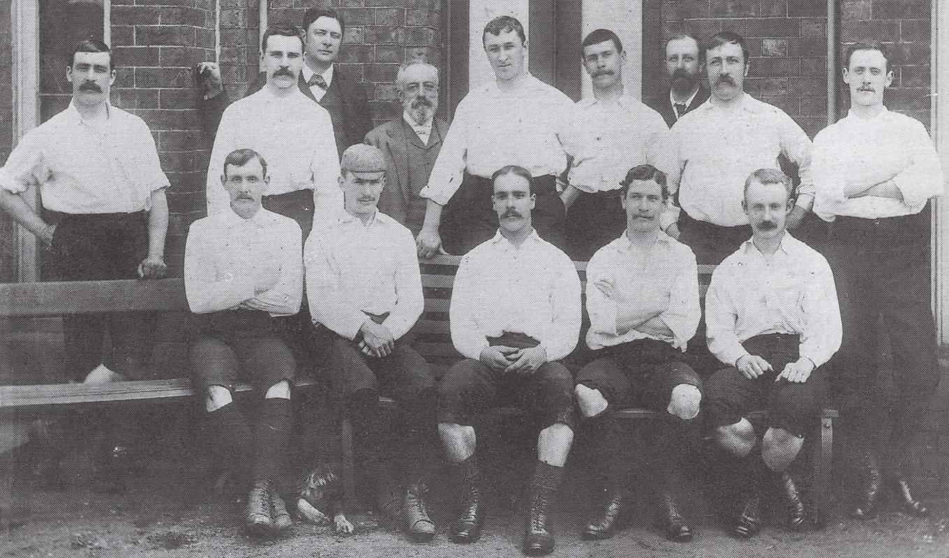 Preston North Ends lag som 1888–89 vann den första upplagan av engelska ligan utan att förlora en match och tog hem FA-cupen utan att släppa in ett mål. Stående från vänster Geordie Drummond, Bob Howarth, Right Hon. R.W. Hanbury, Sir W.E.M. Tomlinson, Dave Russell, Robert Holmes, William Sudell (manager), Johnny Graham och Dr Mills-Roberts. Främst Jack Gordon, Jimmy Ross, Johnny Goodall, Fred Dewhurst och Sammy Thomson. Hanbury och Tomlinson var parlamentsledamöter för Preston. Foto: National Football Museum, Manchester