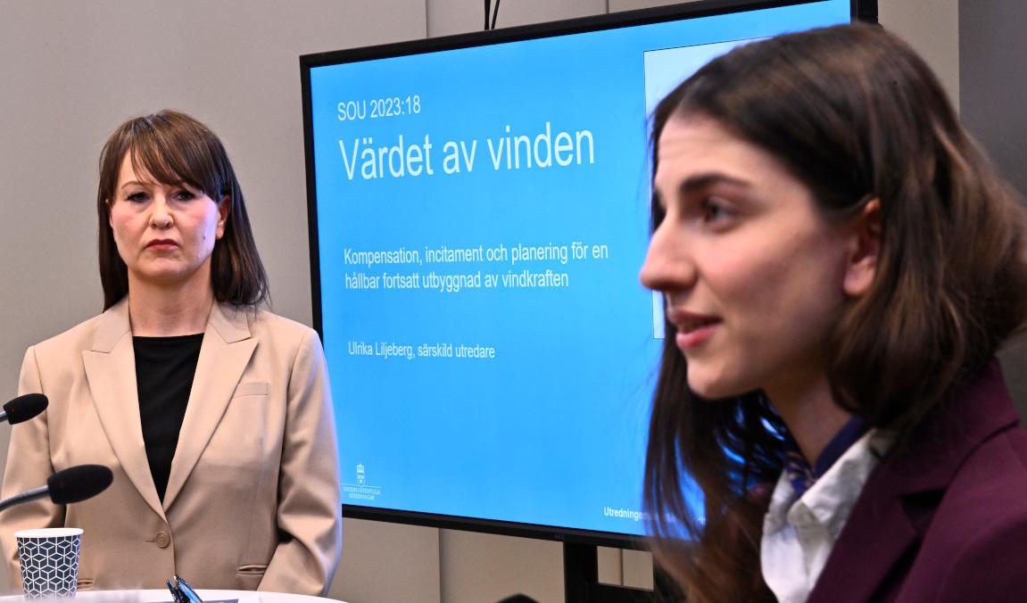 Utredaren Ulrika Liljeberg överlämnade betänkandet Stärkta incitament för utbyggd vindkraft till klimat- och miljöminister Romina Pourmokhtari vid en pressträff den 27 april. Foto: Claudio Bresciani/TT