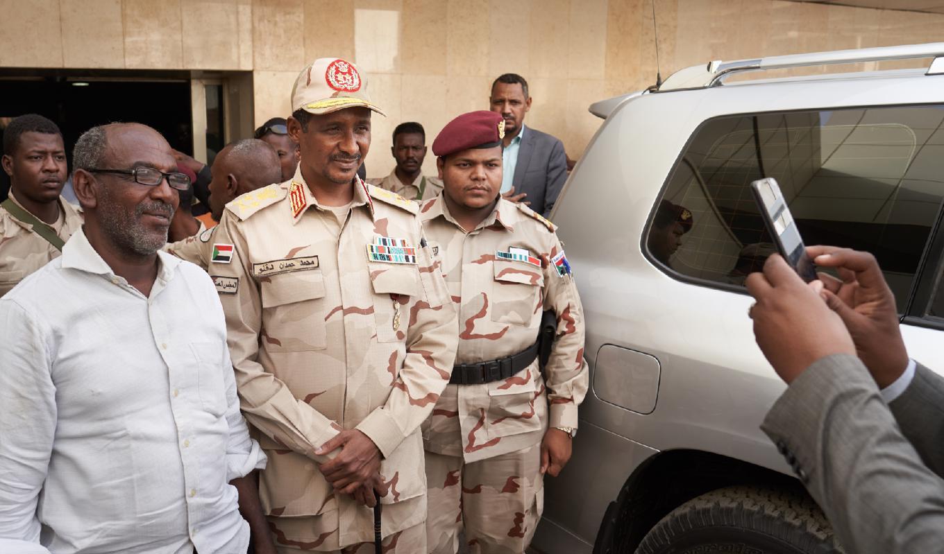 Mohamed Hamdan Dagalo, ledare för militärstyrkan RSF, besöker ett sjukhus i Sudans huvudstad Khartoum den 4 maj 2019.  Foto: David Degner/Getty Images