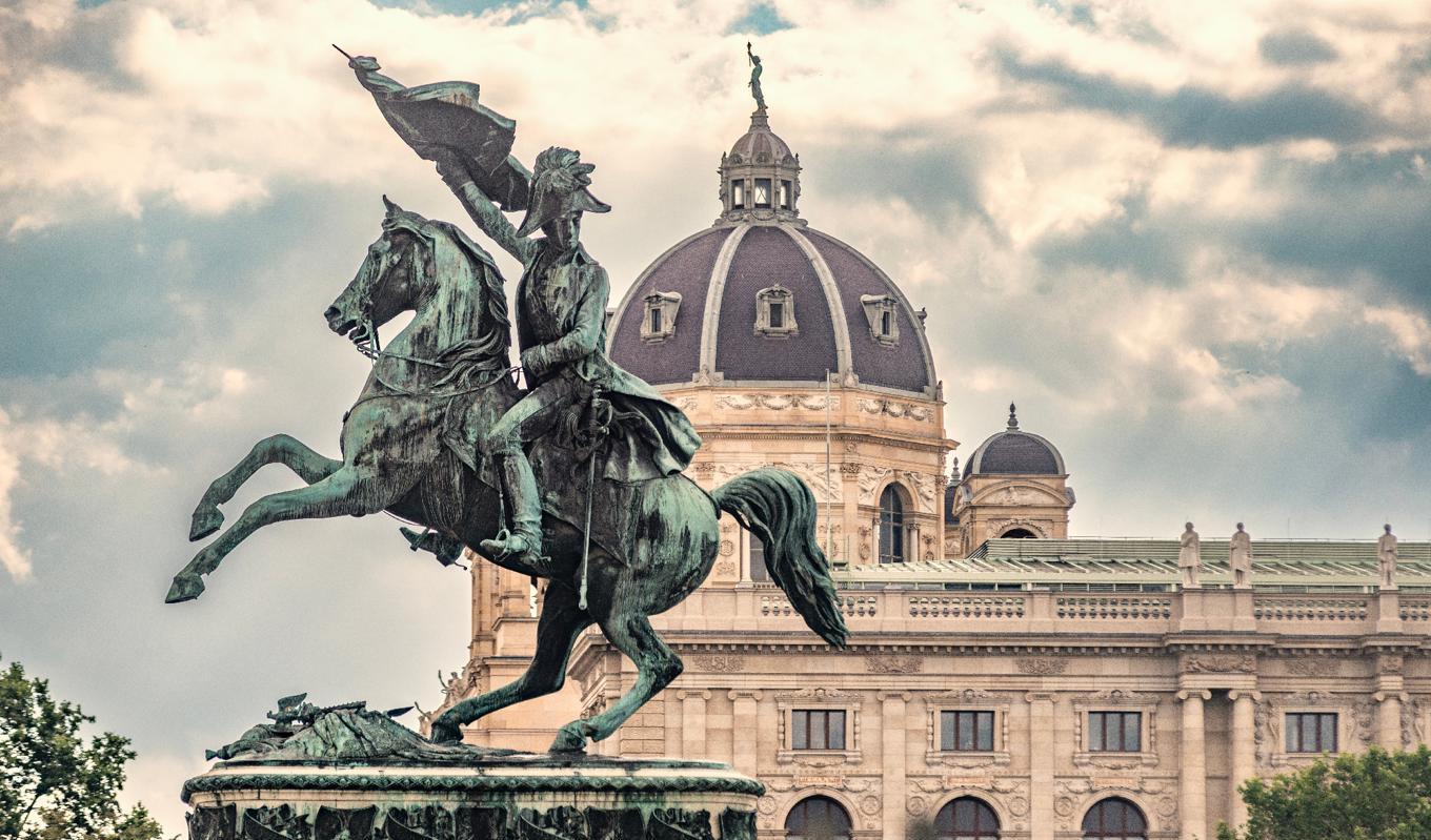 Wien – schnitzel, sachertårta, kaféer och monumentala historiska byggnader. Klassisk musik, valser – och inte minst Stefan Zweig (1881–1942). Foto: Shutterstock
