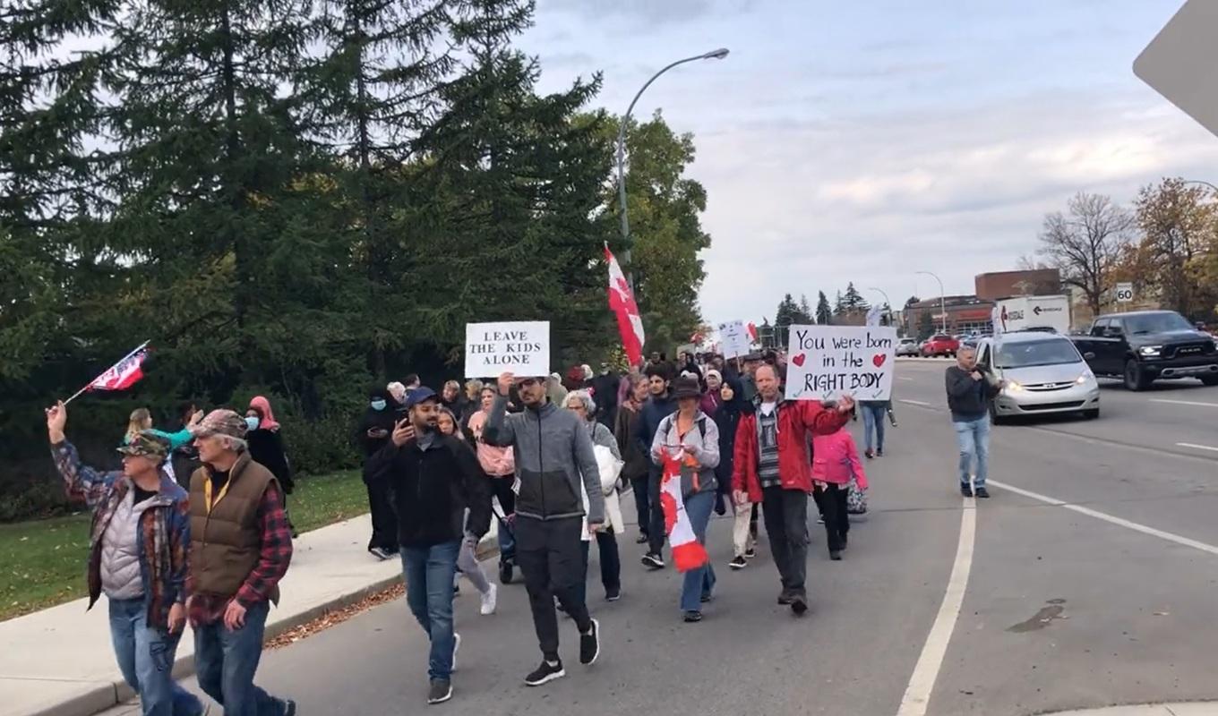 Tusentals människor i Kanada protesterar mot genusideologi i skolorna. Foto: Skärmdump/X