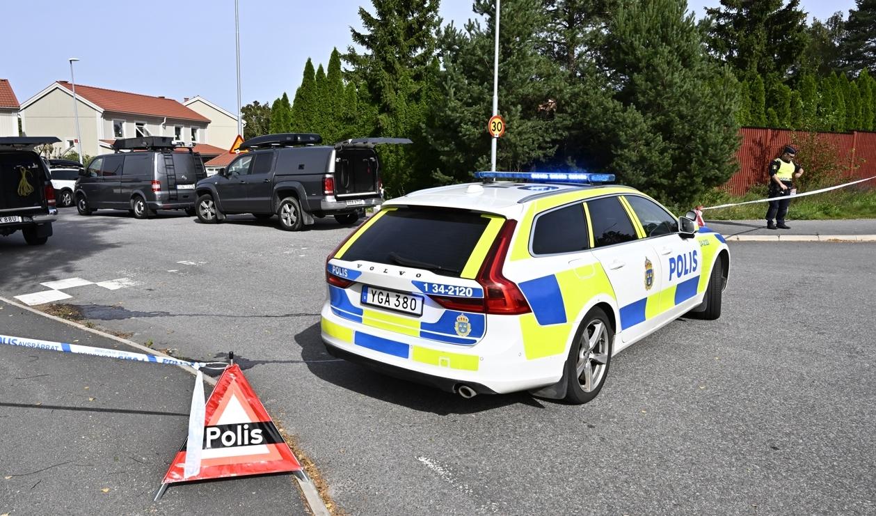 En stor polisinsats pågick i ett radhusområde i Vallentuna norr om Stockholm i fredags morse. Foto: Jonas Ekströmer/TT