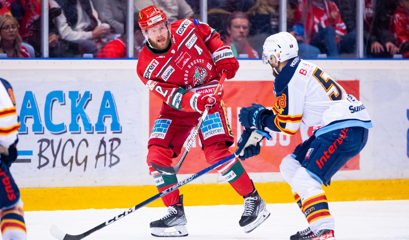 Oscar Pettersson, i rött, är en av bara fyra spelare från juniorleden i dagens Modo. Arkivbild. Foto: Johan Löf/TT