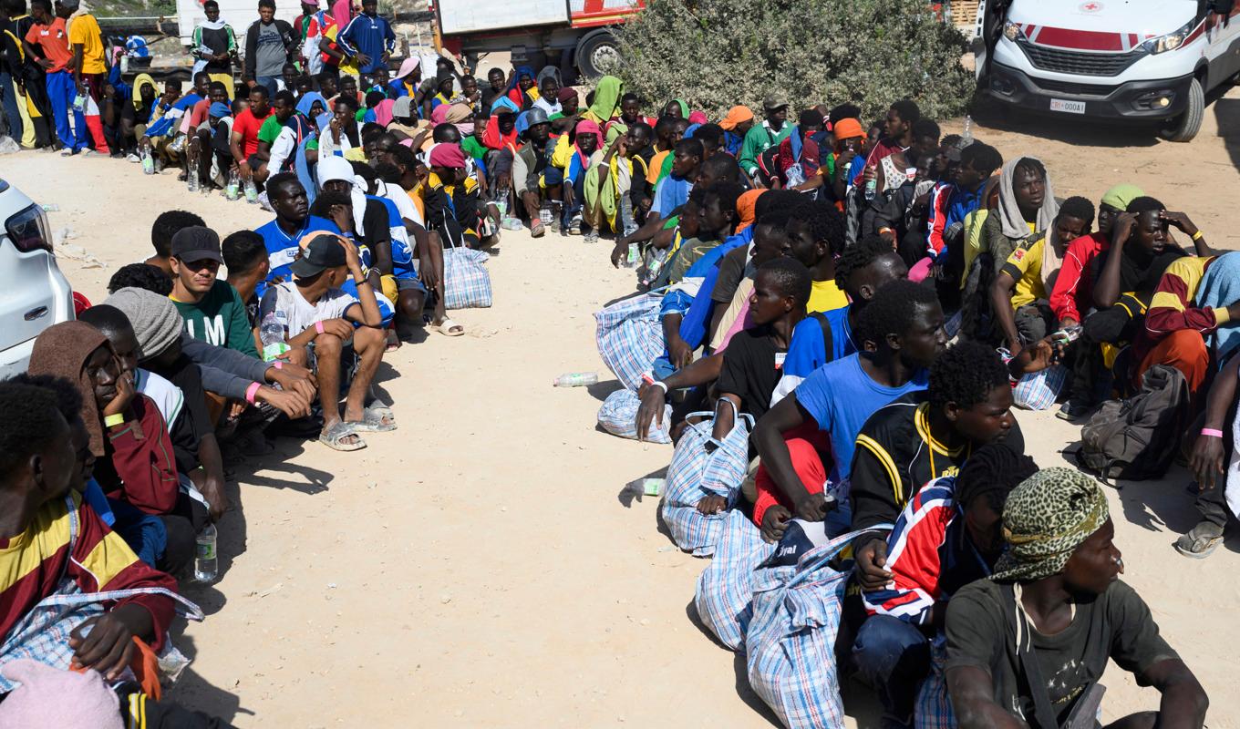 Under en enda dag förra veckan anlände 6|800 människor, fler än öns invånare, till Lampedusa. Foto: Valeria Ferraro/AP/TT