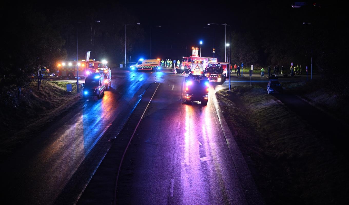 E6 vid Stenungsund är avstängd i båda riktningarna efter att ihållande regn har orsakat ett stort slukhål som flera bilar och en buss åkt ned i. Tre personer uppges vara skadade. Foto: Björn Larsson Rosvall/TT