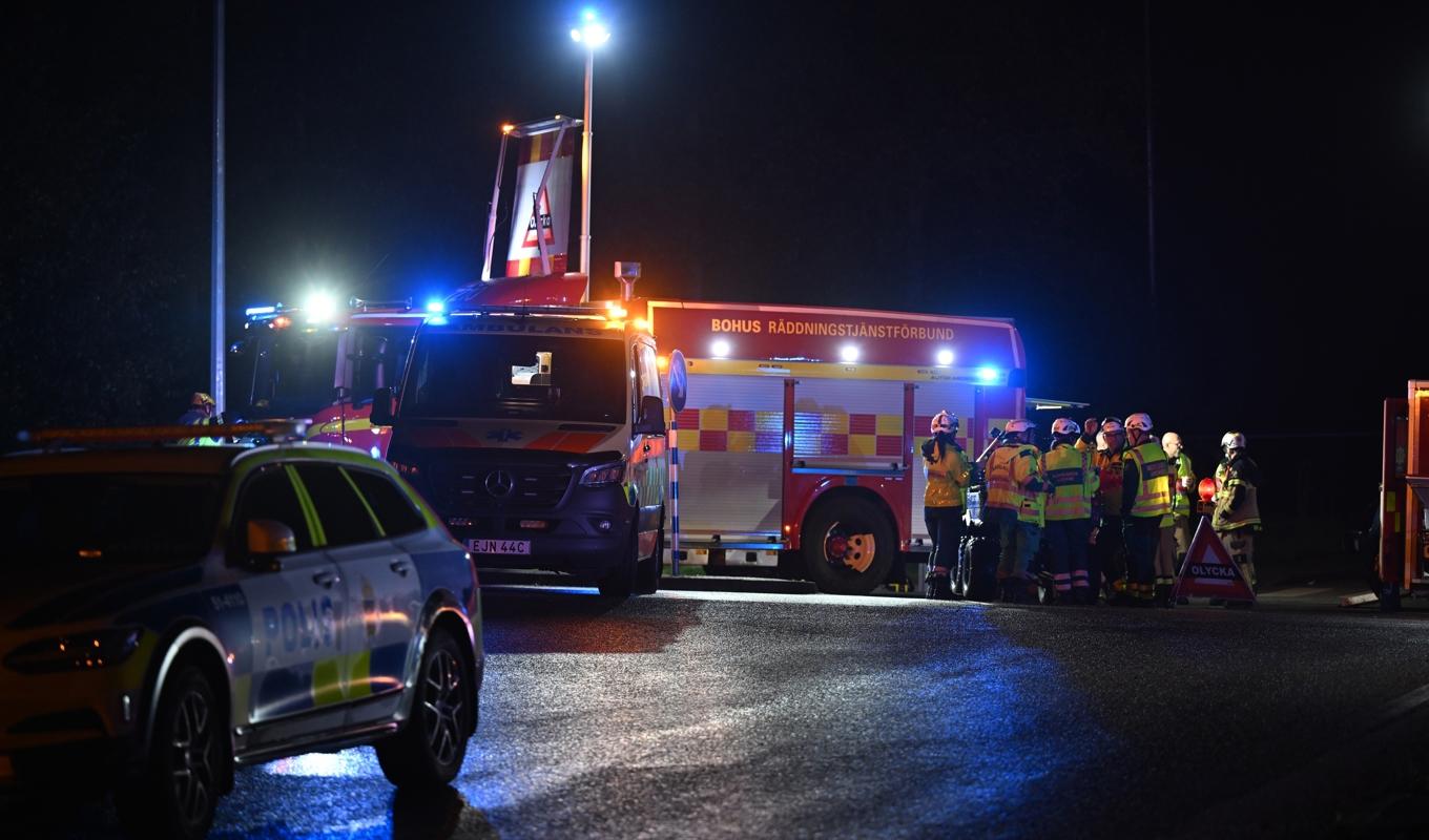 E6 vid Stenungsund är avstängd i båda riktningarna efter att ihållande regn har orsakat ett stort slukhål som flera bilar och en buss åkt ned i. Tre personer uppges vara skadade. Foto: Björn Larsson Rosvall/TT