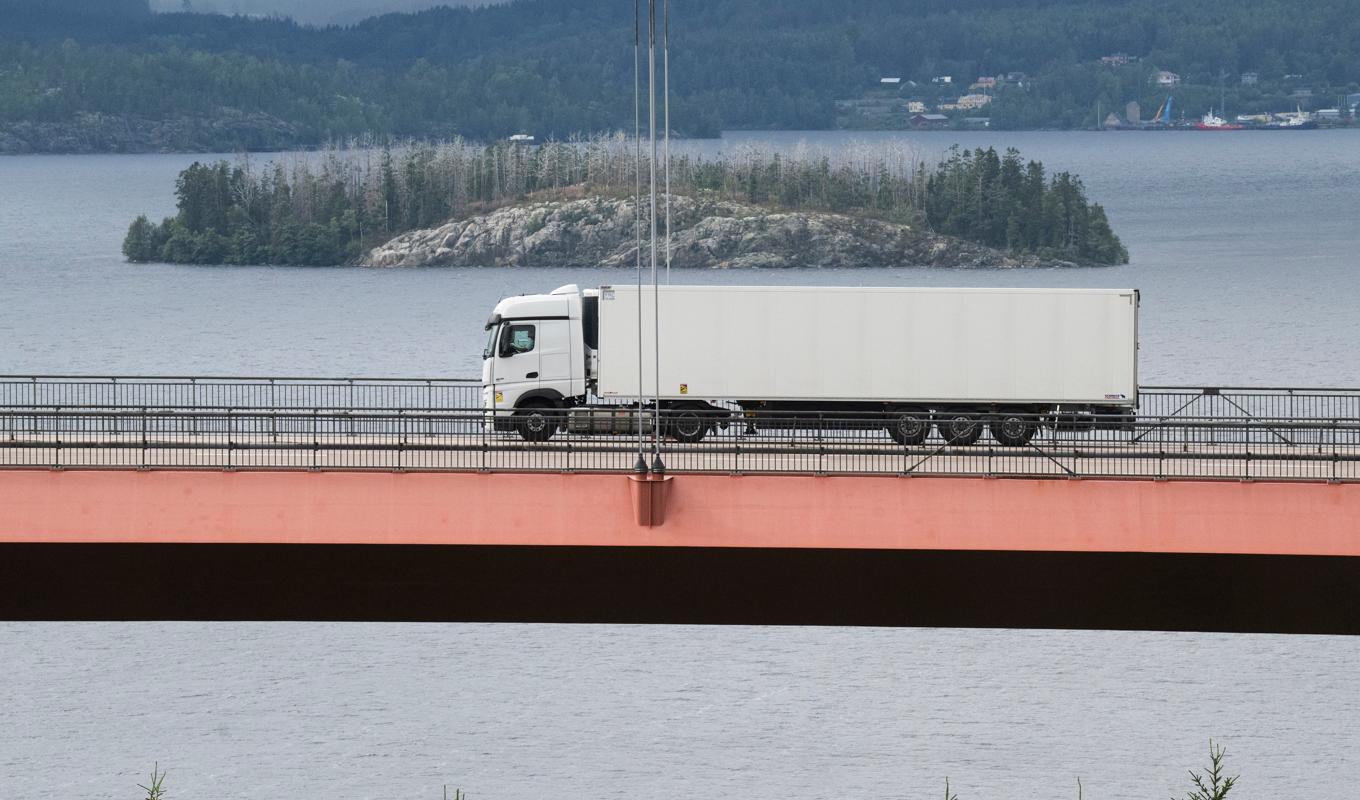 Det är brist på yrkesförare i Sverige, men en stor utbildare kan nu tvingas dra ner på grund av ekonomiska problem. Arkivbild. Foto: FREDRIK SANDBERG/TT