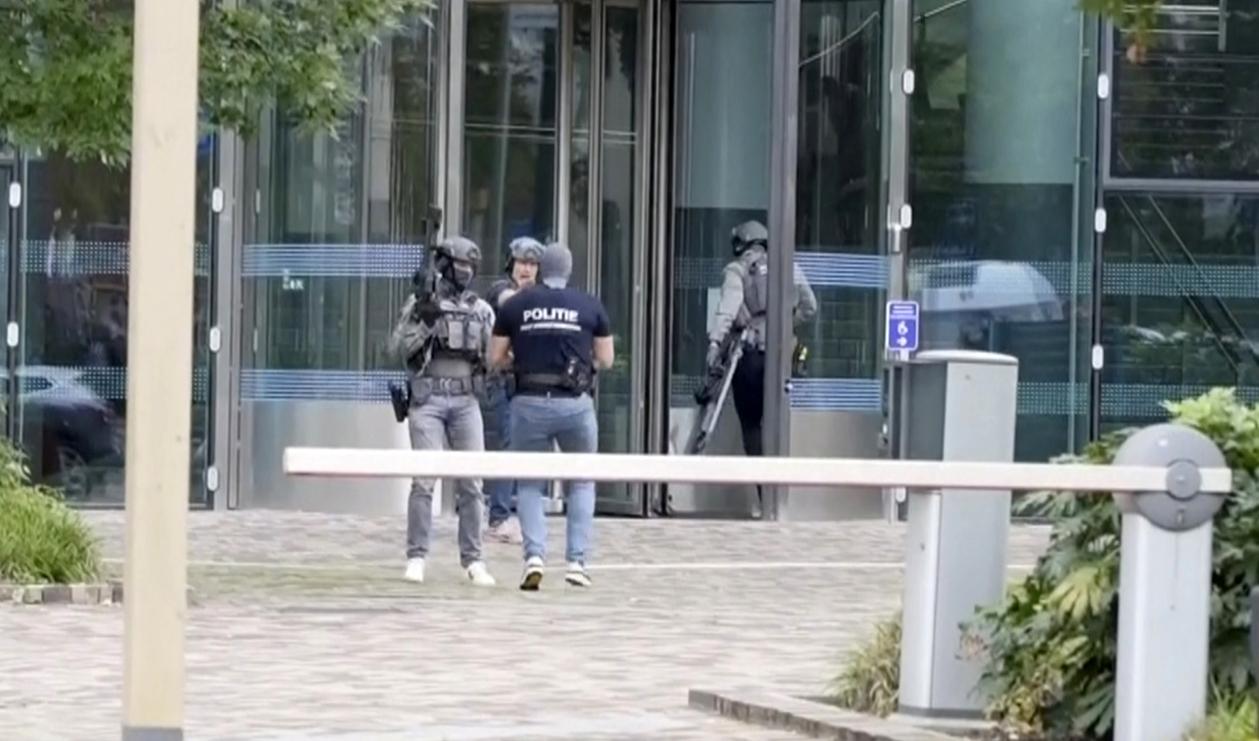 Polis utanför Erasmus medicinska center i Rotterdam. Foto: AP/TT