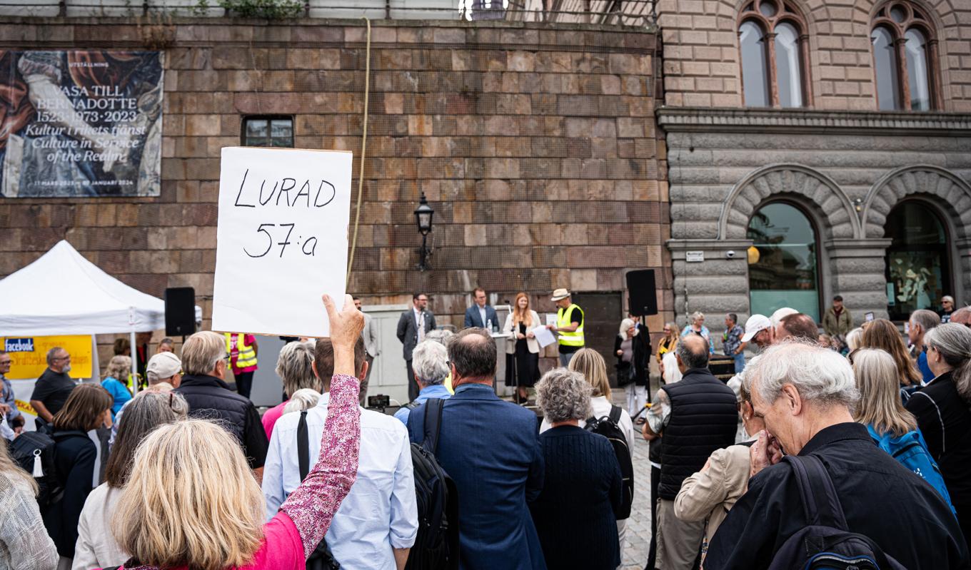 Den 11 september arrangerade Facebookgruppen Född 57 – Åldersdiskriminerad och Straffbeskattad en manifestation på Mynttorget, utanför riksdagshuset. Foto: Joni Drevemo