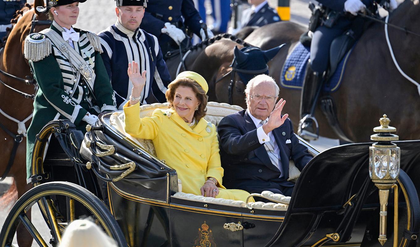 Kung Carl Gustaf och drottning Silvia i kortege med häst och vagn genom centrala Stockholm i samband med kung Carl XVI Gustafs 50-årsjubileum på tronen. Foto: Janerik Henriksson/TT