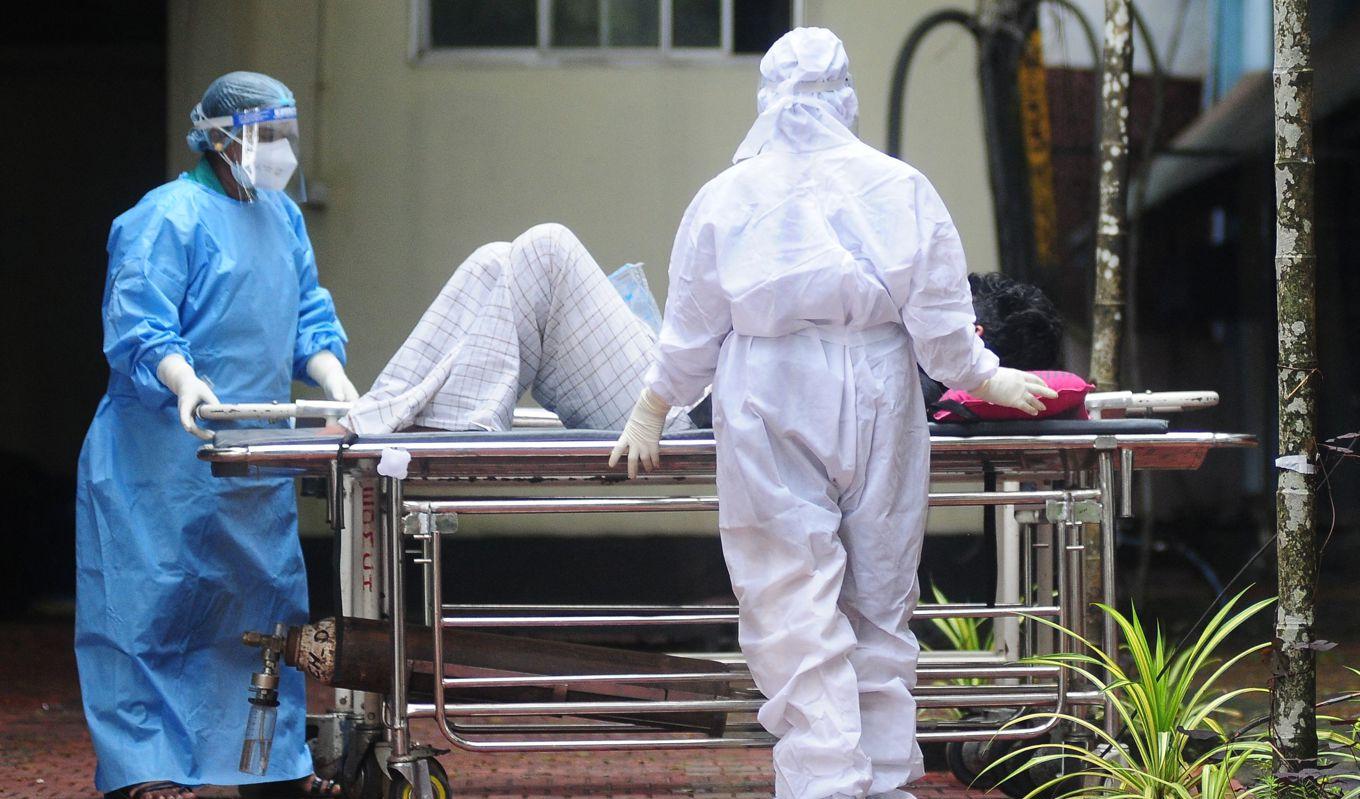 Vårdpersonal hjälper en man med symtom på nipahvirus i Kozhikode i delstaten Kerala, den 16 september 2023. Foto: AFP via Getty Image