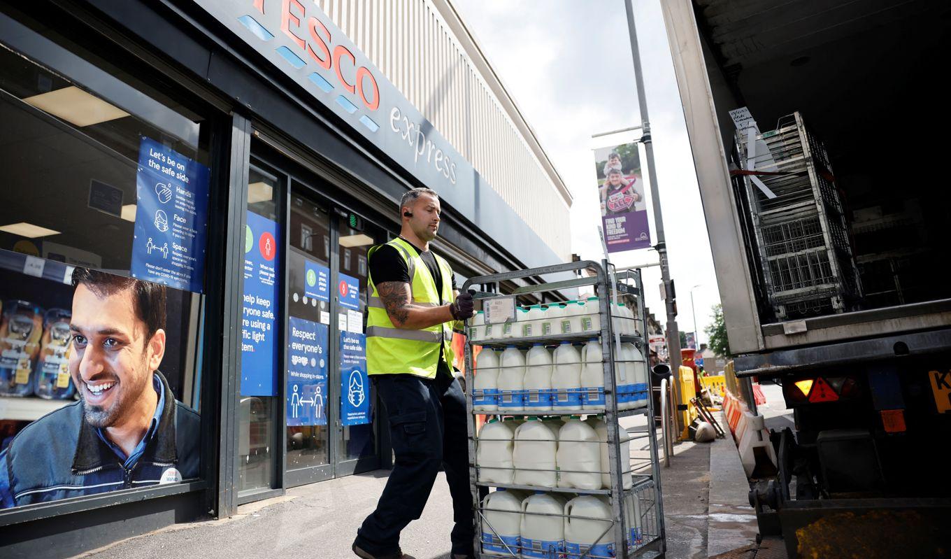 Personal lastar in mjölk till en Tescobutik i London i Storbritannien. Butiksstölderna har i samband med ökade levnadskostnader ökat och blivit mer organiserade. Foto: Tolga Akmen/AFP via Getty Images