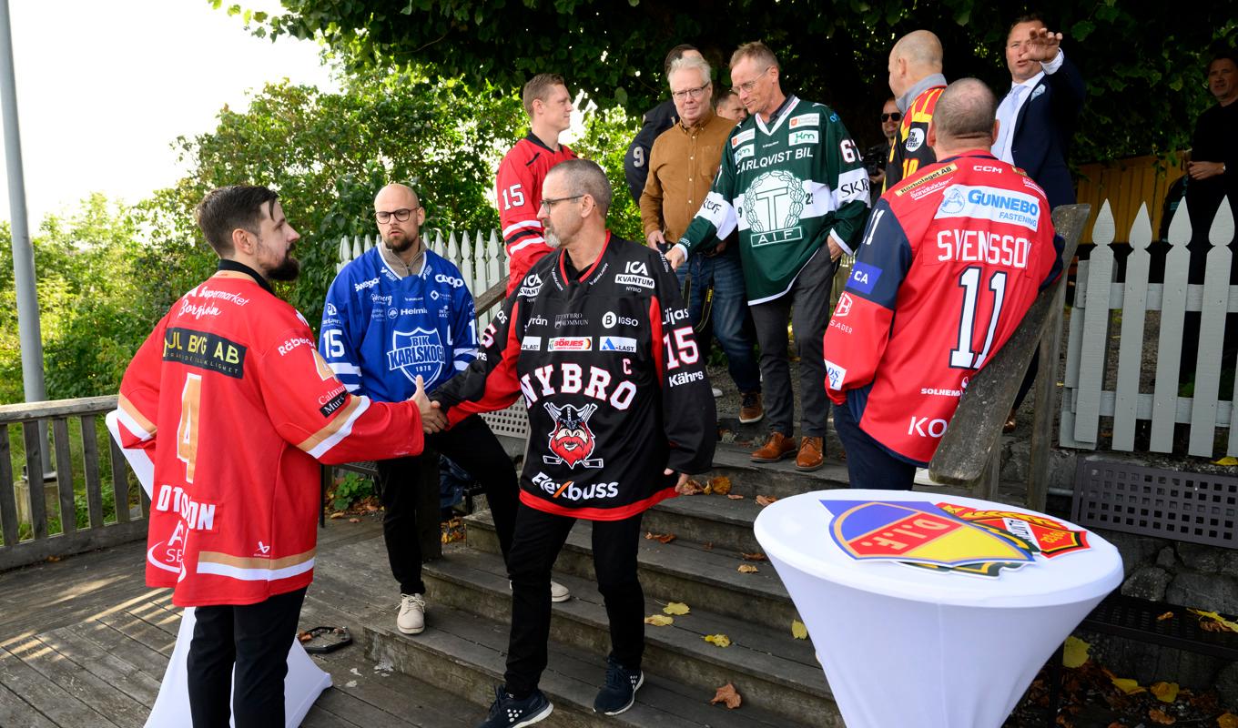 Viktor Tuurala, tränare i Kalmar HC, hälsar på Tommy Samuelsson, tränare i hårdsatsande Nybro, vid upptaktsträffen. Vilket lag vinner derbyt? Foto: Jessica Gow/TT