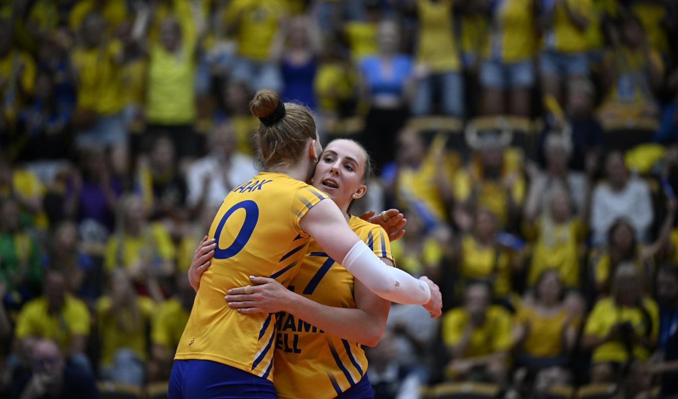 Systrarna Anna och Isabelle Haak kramar om varandra under matchen mot Belgien i Golden League i volley boll i juni. Sverige vann matchen med 3–1 i set. Foto: Johan Nilsson/TT