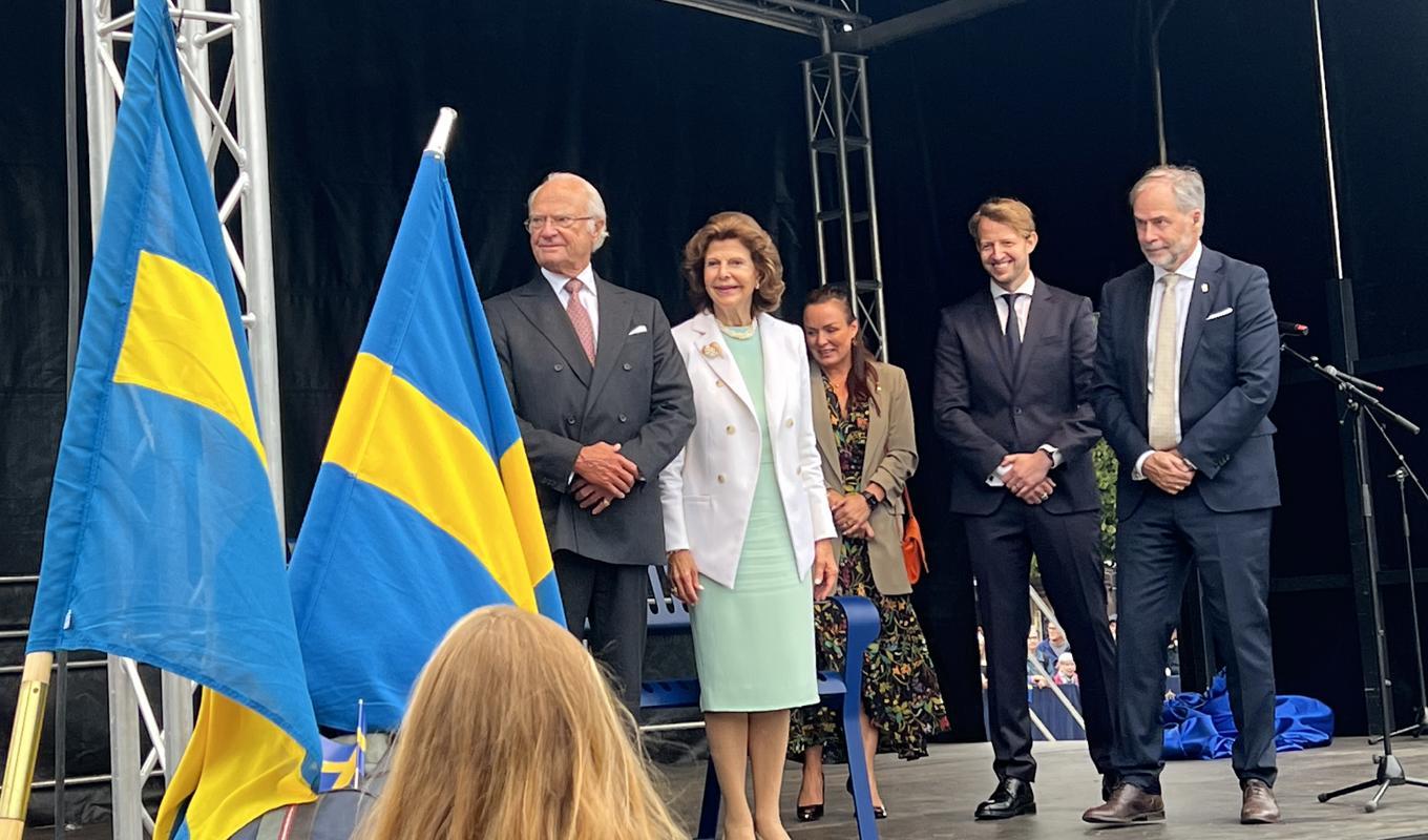 Kungaparet tillsammans med landshövding Georg Andrén och Karlstads kommunfullmäktiges ordförande Monica Gundahl på Karlstad torg. Foto: Kristina I. Kleinert