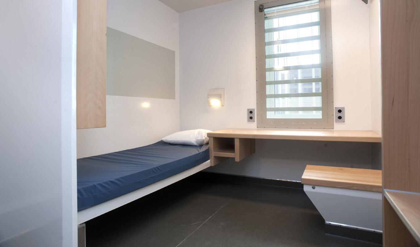 En cell i ett svenskt häkte. Minderåriga personer som begår grova brott placeras i denna typ av häktesceller med fulla restriktioner. Foto: Kriminalvården