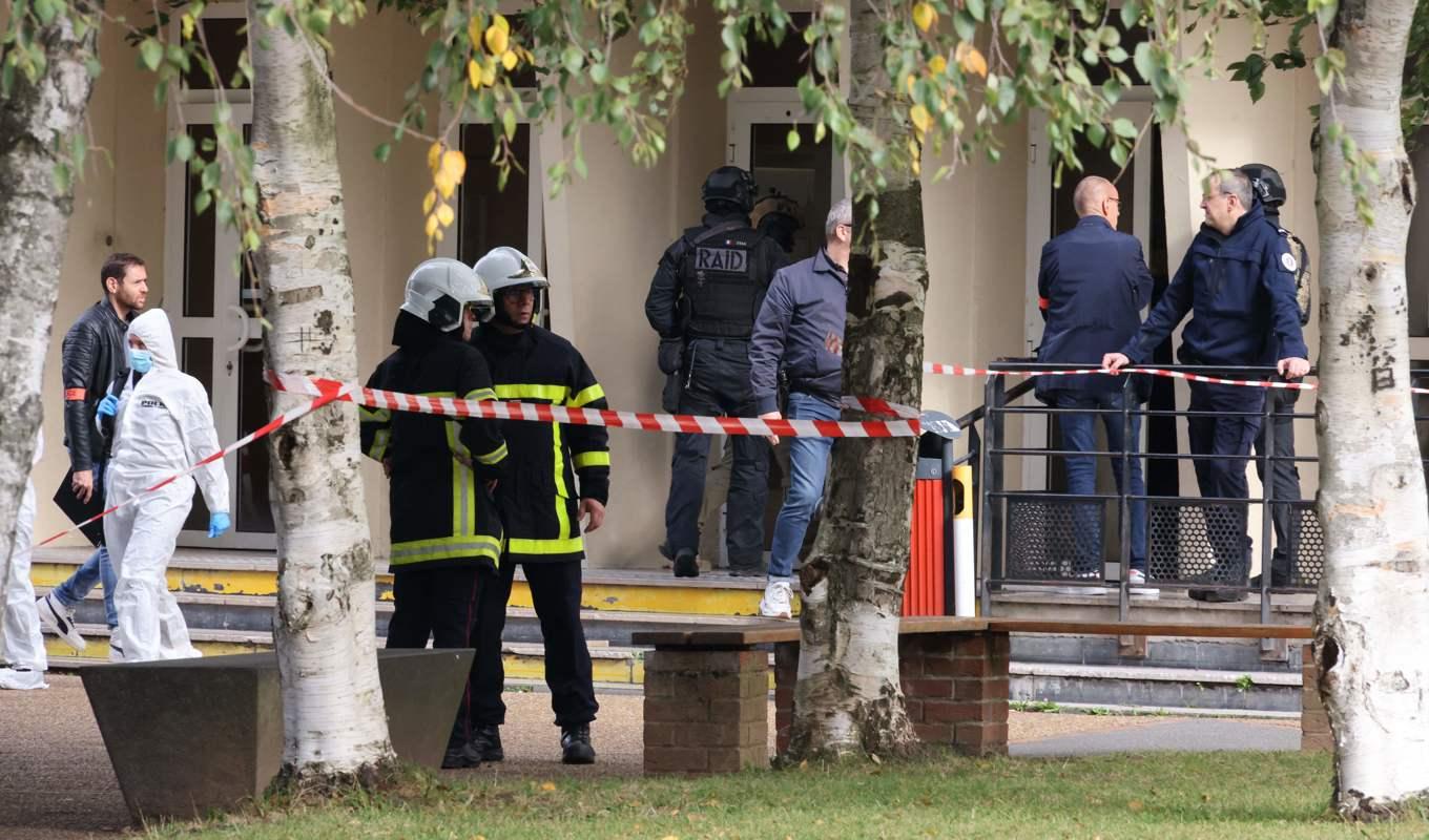 Fransk polis vid en gymnasieskola i Arras där en lärare dödade och två personer skadades. Foto: Denis Charlet/AFP via Getty Images