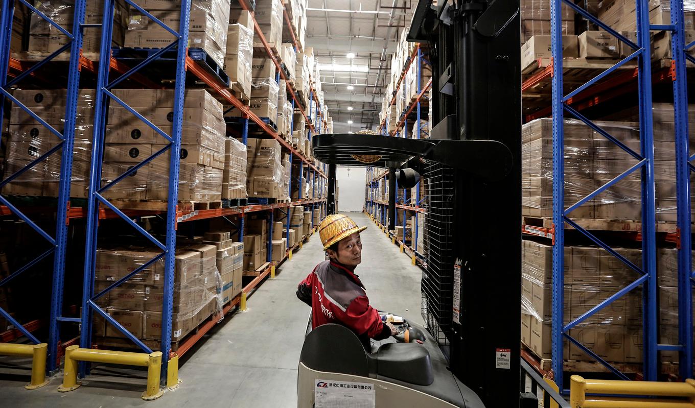 På bilden ses en truckförare i en lagerlokal för Jing Dong-gruppen i Wuhan i Hubeiprovinsen i Kina den 5 november 2019. Foto: Wang He/Getty Images