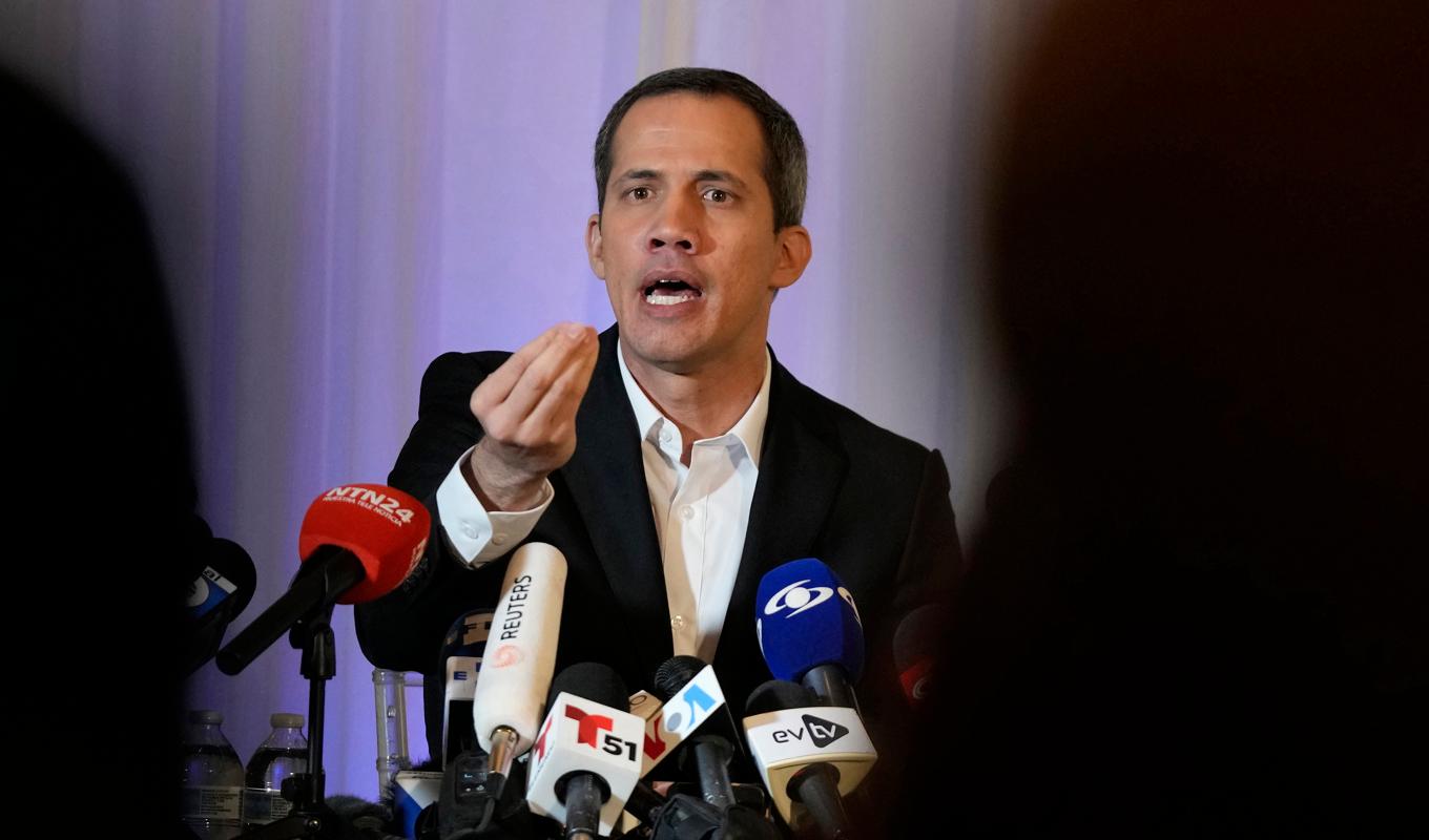 En arresteringsorder har utfärdats för den venezuelanske oppositionsledaren Juan Guaidó. Arkivbild. Foto: Wilfredo Lee/AP/TT