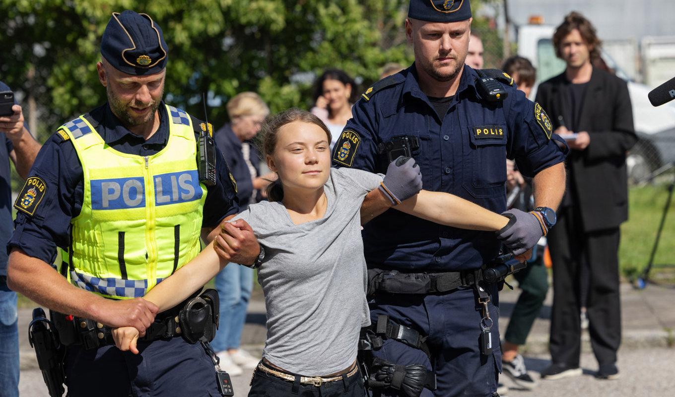 Här lyfts klimataktivisten Greta Thunberg bort av polis när hon deltagit i en klimataktion i Oljehamnen i Malmö den 24 juli. Arkivbild. Foto: Andreas Hillergren/TT