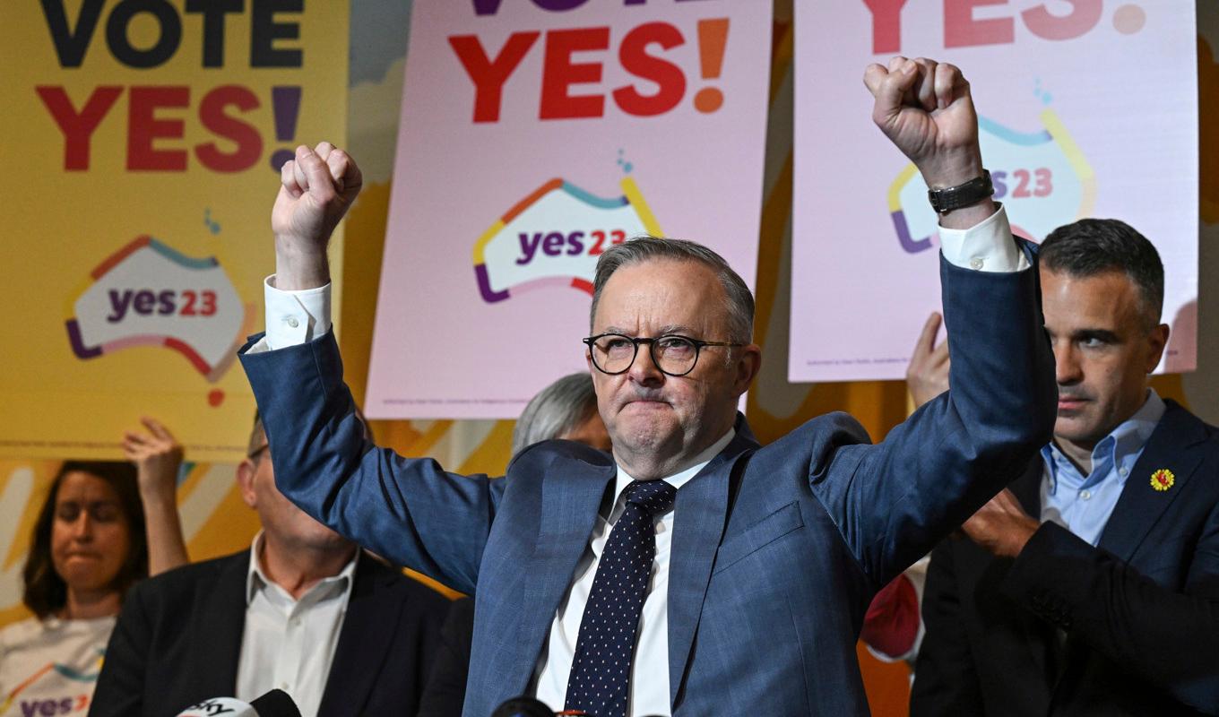 Australiens premiärminister Anthony Albanese visar sitt stöd för ja-kampanjen under ett besök i Adelaide på fredagen. Foto: Michael Errey