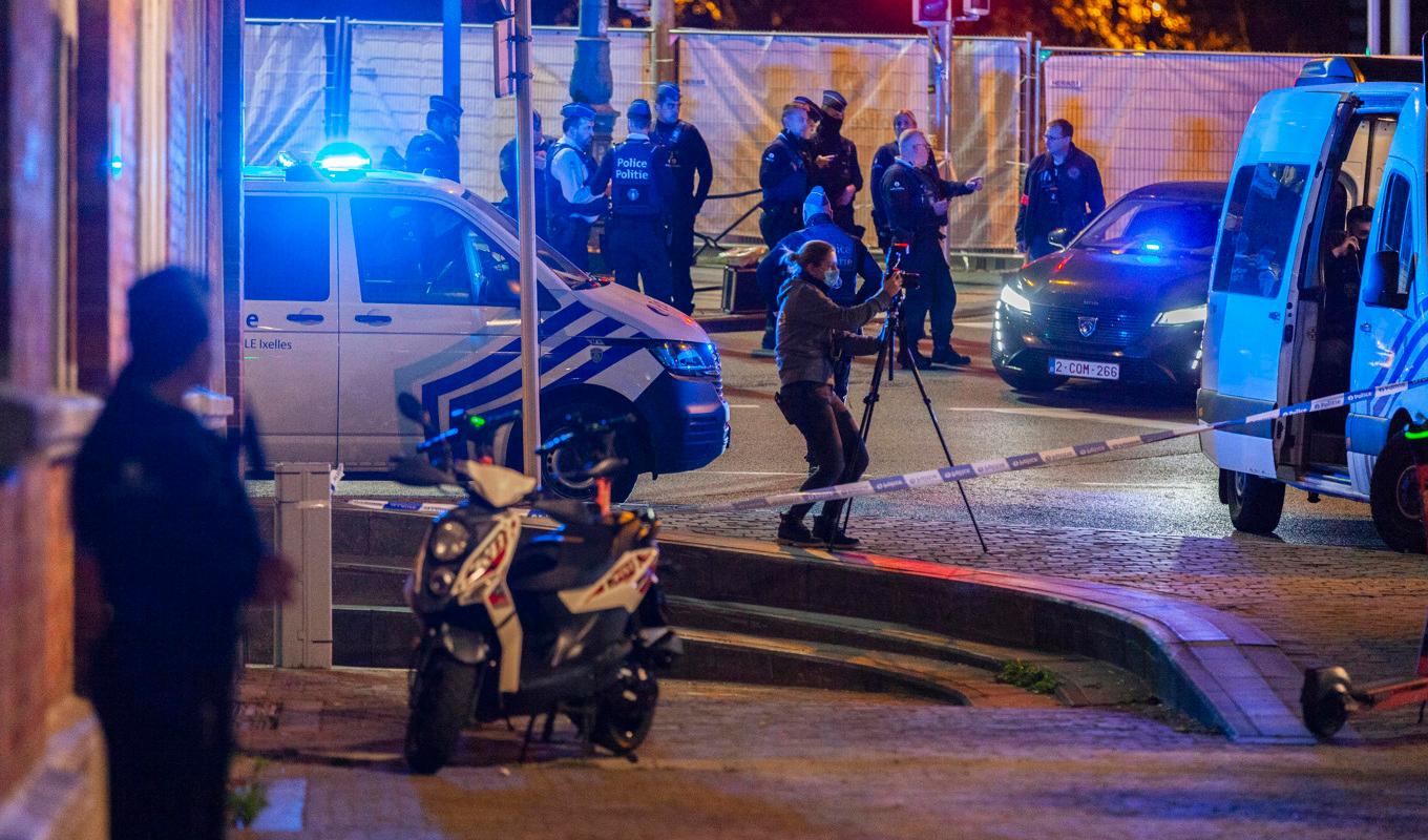 Polis på plats i det område där skjutningen i Bryssel ägde rum på måndagskvällen. Foto: Nicolas Landemard/AP/TT