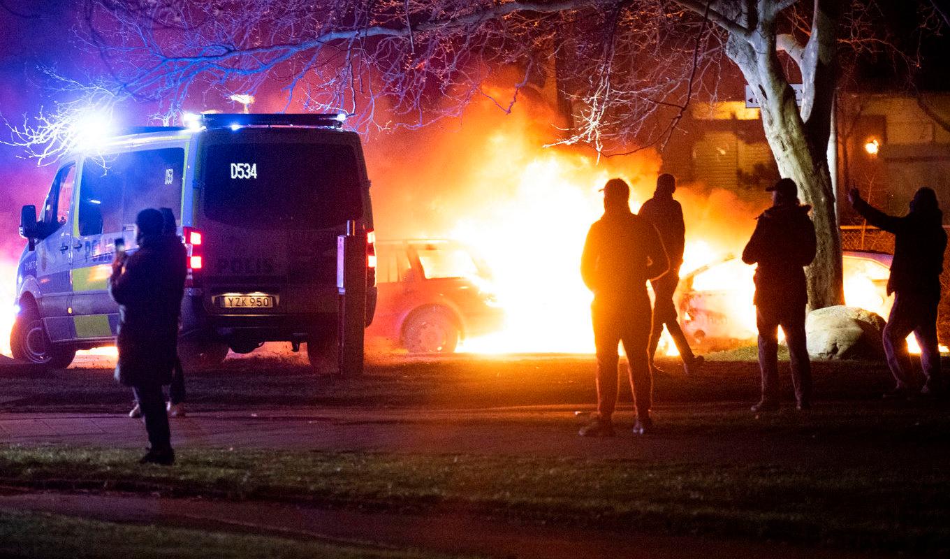 Bilar sattes i brand under påskupploppen i Malmö förra året. Arkivbild. Foto: Johan Nilsson/TT